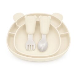 Vítejte ve světě inovativního a praktického stravování s MIMIO Silikonový jídelní set BEAR - IVORY ! Tento set je navržený tak, aby splnil všechny potřeby jídla vašeho dítka s jednoduchostí a stylem. Skládá se z talíře, misky a příboru, které jsou vyrobené z kvalitního a odolného silikonu. S jejich měkkým povrchem se můžete s klidem vyhnout poškrábání nebo poškození vašeho jídelního stolu, zatímco si dítě naplno vychutnává své jídlo. Jídlo připravované s láskou si zaslouží také vhodné podávání. Talíř a miska z MIMIO Silikonový jídelní set BEAR mají nejen moderní design s roztomilým medvídkem, ale také praktické oddělení pro různé druhy jídel. A co se týče příboru, ten je taktéž vyrobený z odolného silikonu, který je zároveň bezpečný pro použití s jídlem. Jeho další část je z nerezové oceli Tento příbor je navržený tak, aby ho děti mohly snadno držet. Vaše děti se tak budou cítit nezávislé a budou si moci samy poradit se svým jídlem. Takže neváhejte a přidejte si do svého domova MIMIO silikonový jídelní set BEAR. Nejenže vám usnadní život, ale také přidá do vaší kuchyně špetku radosti a roztomilosti. Buďte moderní, praktičtí a styloví s MIMIO setem BEAR!" POPIS: Bezpečný materiál: ze 100% kvalitního silikonu , nerezové oceli Talíř a miska jsou vylepšený silnou přísavkou, která se přisaje k jakékoliv hladké ploše. Neobsahuje BPA, BPF, BPS, ani ftaláty Splňuje standardy podle EN 14372 Vhodný na teplé i studené jídlo. Vhodný do myčky nádobí. Vhodný do mrazničky. MIMIO Silikonový jídelní set BEAR - IVORY