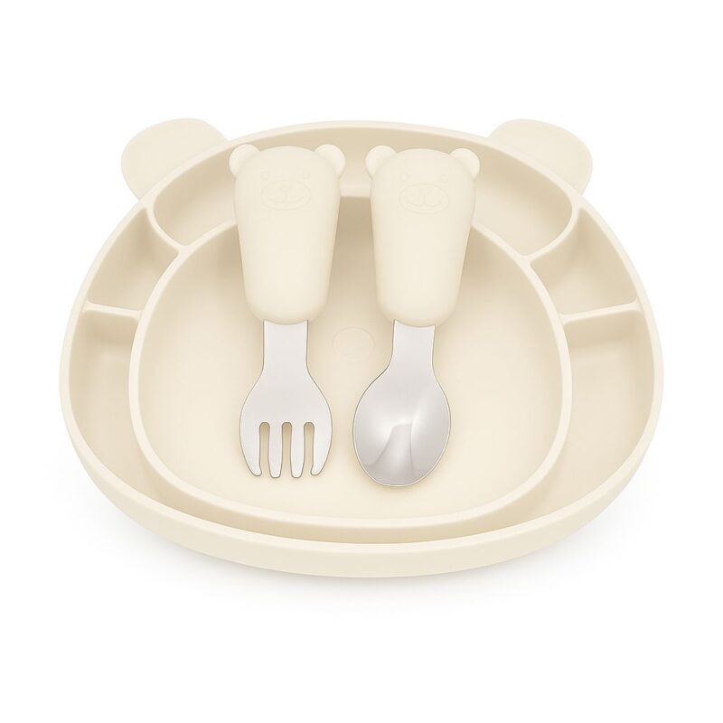 Vítejte ve světě inovativního a praktického stravování s MIMIO Silikonový jídelní set BEAR - IVORY ! Tento set je navržený tak, aby splnil všechny potřeby jídla vašeho dítka s jednoduchostí a stylem. Skládá se z talíře, misky a příboru, které jsou vyrobené z kvalitního a odolného silikonu. S jejich měkkým povrchem se můžete s klidem vyhnout poškrábání nebo poškození vašeho jídelního stolu, zatímco si dítě naplno vychutnává své jídlo. Jídlo připravované s láskou si zaslouží také vhodné podávání. Talíř a miska z MIMIO Silikonový jídelní set BEAR mají nejen moderní design s roztomilým medvídkem, ale také praktické oddělení pro různé druhy jídel. A co se týče příboru, ten je taktéž vyrobený z odolného silikonu, který je zároveň bezpečný pro použití s jídlem. Jeho další část je z nerezové oceli Tento příbor je navržený tak, aby ho děti mohly snadno držet. Vaše děti se tak budou cítit nezávislé a budou si moci samy poradit se svým jídlem. Takže neváhejte a přidejte si do svého domova MIMIO silikonový jídelní set BEAR. Nejenže vám usnadní život, ale také přidá do vaší kuchyně špetku radosti a roztomilosti. Buďte moderní, praktičtí a styloví s MIMIO setem BEAR!" POPIS: Bezpečný materiál: ze 100% kvalitního silikonu , nerezové oceli Talíř a miska jsou vylepšený silnou přísavkou, která se přisaje k jakékoliv hladké ploše. Neobsahuje BPA, BPF, BPS, ani ftaláty Splňuje standardy podle EN 14372 Vhodný na teplé i studené jídlo. Vhodný do myčky nádobí. Vhodný do mrazničky. MIMIO Silikonový jídelní set BEAR - IVORY