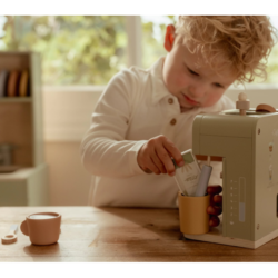 LITTLE DUTCH Kávovar na kapsle dřevěný